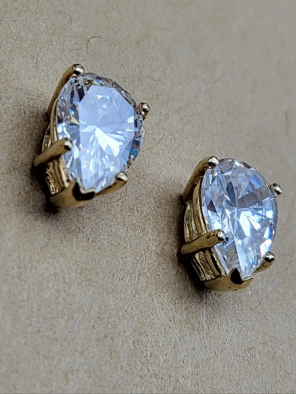 14K Gold w/Teardrop/Pear Crystal Stud Earrings - Elegant Classic Timeless Unisex